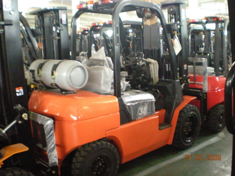 Gas / LPG Forklift Truck Hangcha , Narrow Aisle Load Forklift With 2 Stage Mast